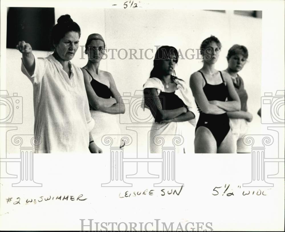 1984 Press Photo Marion Elston instructs aquabells at World&#39;s Fair aquacade.- Historic Images