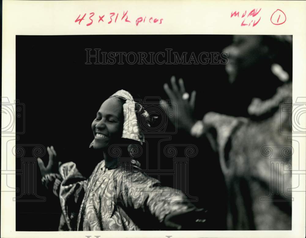 1992 Press Photo Folami Singleton responds to audience during school performance- Historic Images