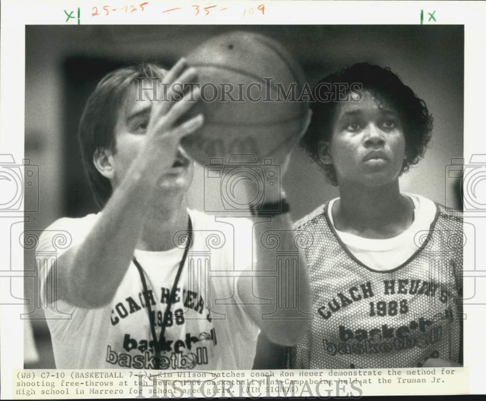 1988 Press Photo Coach Ron Heuer demonstrates at Basketball Mini-Camp in Marrero- Historic Images