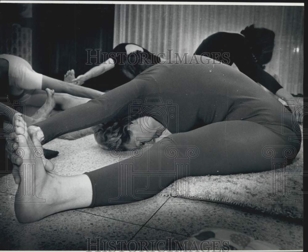 1975 Press Photo Mrs. Weaker bends forward during New Orleans yoga class.- Historic Images