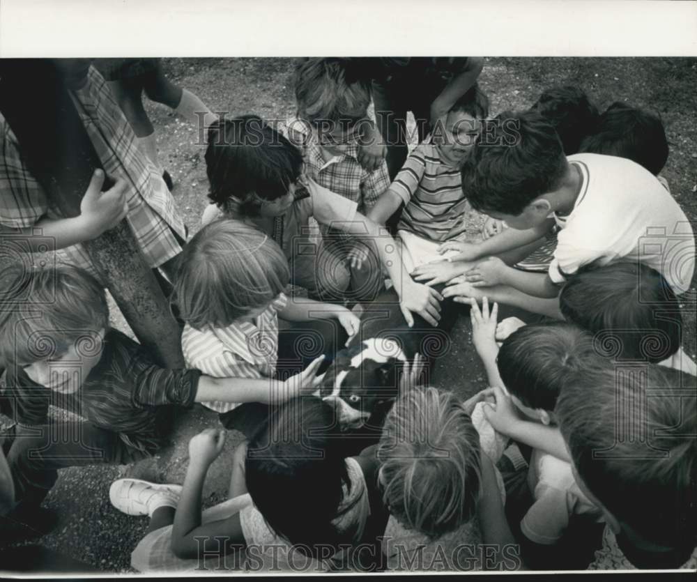 1974 Press Photo Duke, Performing Dog, and New Orleans School Children- Historic Images