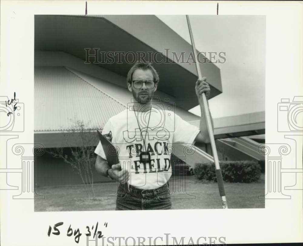 1989 Press Photo Track and Field - Ian Wilkinson, UNO&#39;s track coach - noc50194- Historic Images