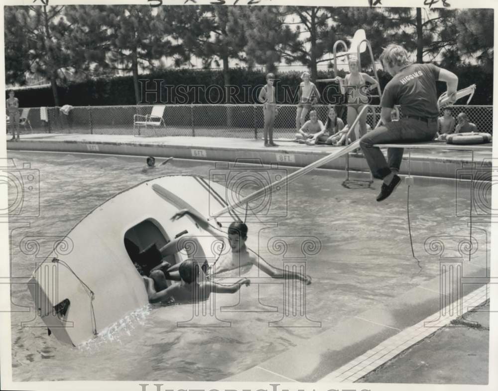 1973 Press Photo Two Sailing Students take a dip in the Pool off Boat- Historic Images