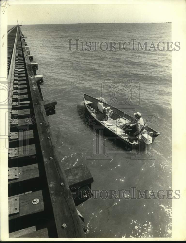 1985 Press Photo Trolling at North Shore train trestle in rental boat- Historic Images