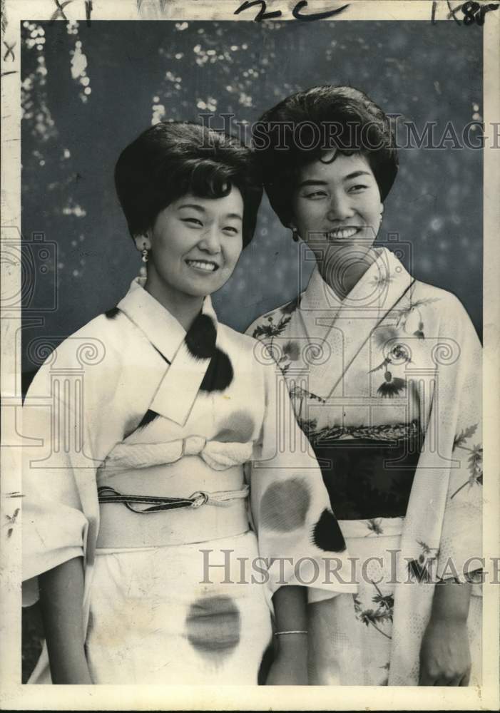 1963 Press Photo Emiko and Yoshiko Shiga, members of International Choir- Historic Images