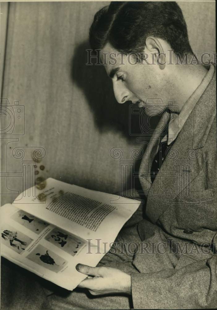Load image into Gallery viewer, 1939 Press Photo Story writer Claude Marks - noc50664
