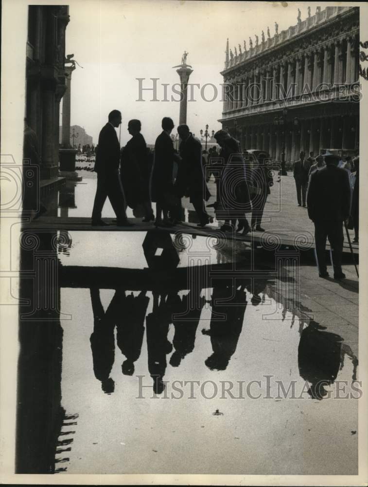 Load image into Gallery viewer, 1960 Press Photo Venice, Italy pedestrians cross improvised bridge - noc50697
