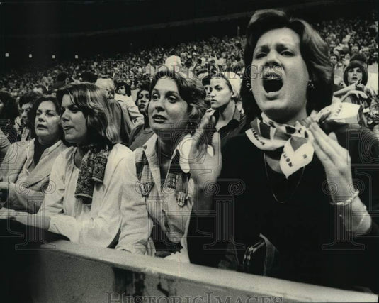 1976 Press Photo Family of Jazz Coach Bill van Breda Kolff cheering on at Game- Historic Images