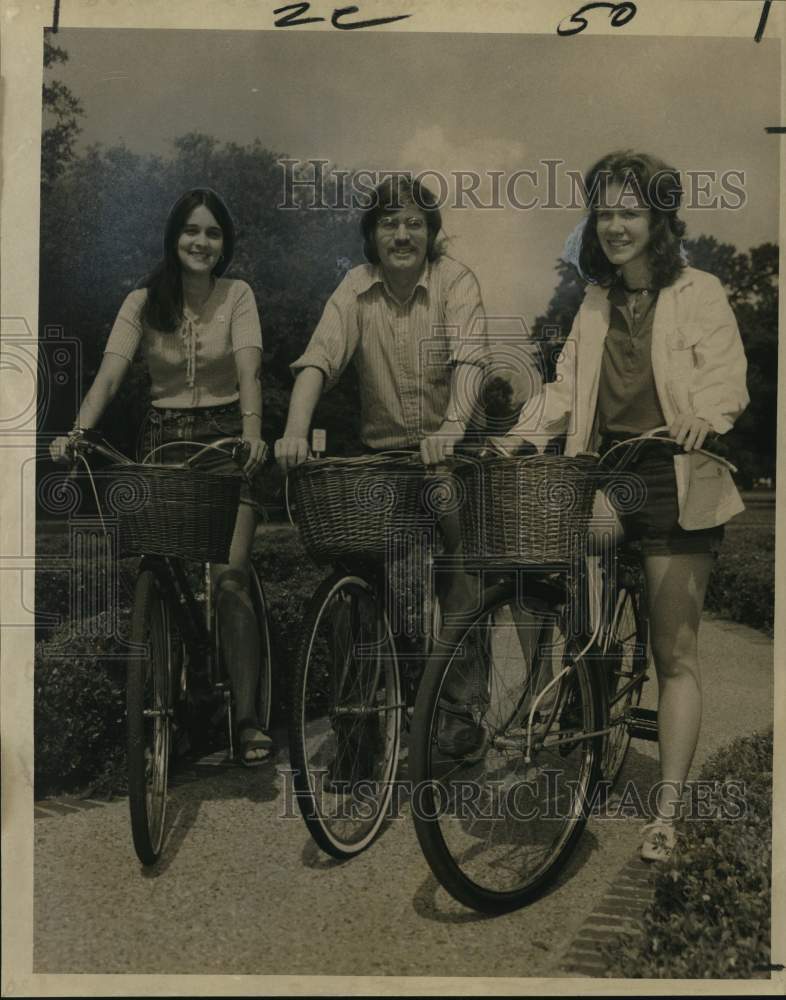 1971 Press Photo Mrs. Mike Warner and company go an a bike hike - noc50830- Historic Images