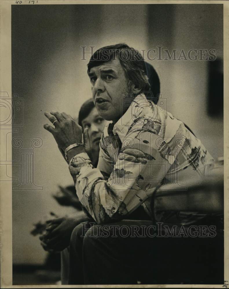 1977 Press Photo UNO basketball coach Butch van Breda Kolff with the Privateers- Historic Images