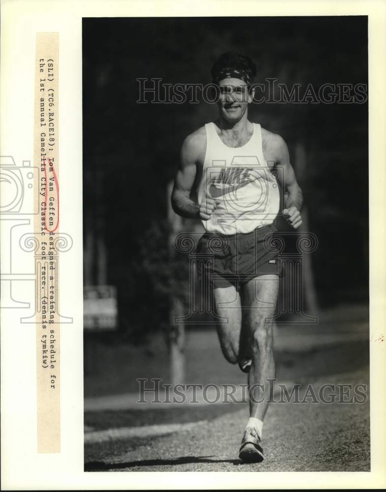 1990 Press Photo Tom Van Geffen trains for Camellia City Classic Foot Race- Historic Images