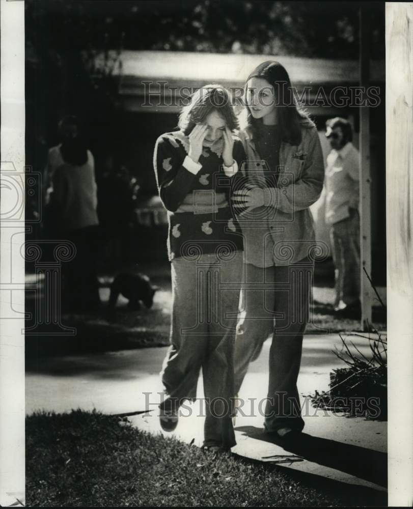 1977 Press Photo Beverly Vanhuss comforted after Metairie House was destroyed- Historic Images