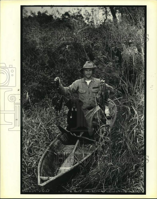 1983 Press Photo Gordon Matheren, "Beau" shows his opening day mallards.- Historic Images