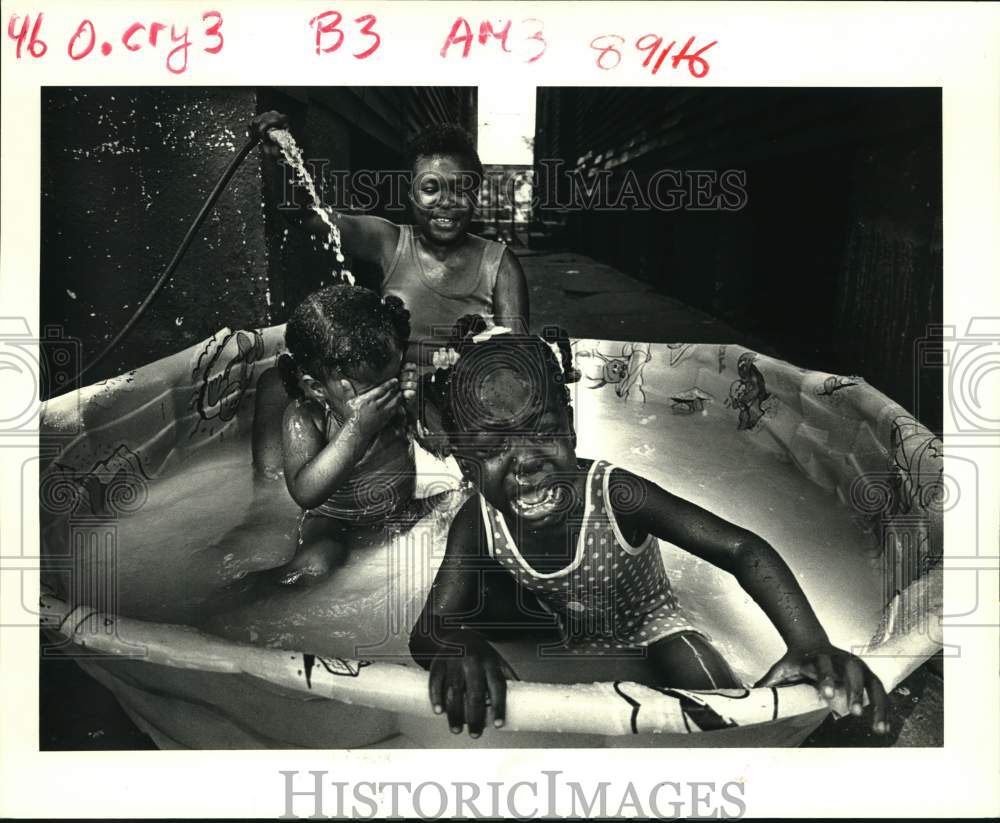 1987 Press Photo Kimberly Walker, Rosemarie Preston and Mother in Swimming Pool- Historic Images