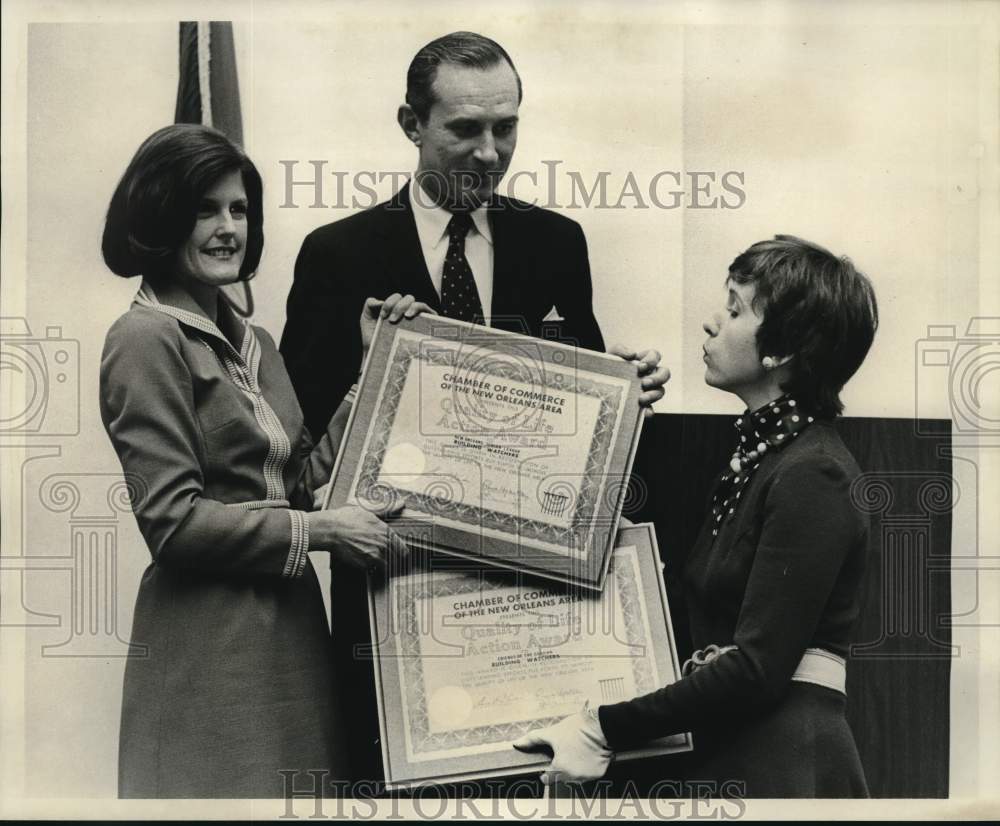 1974 Press Photo F. Poche Waguespack with women at Chamber of Commerce Event