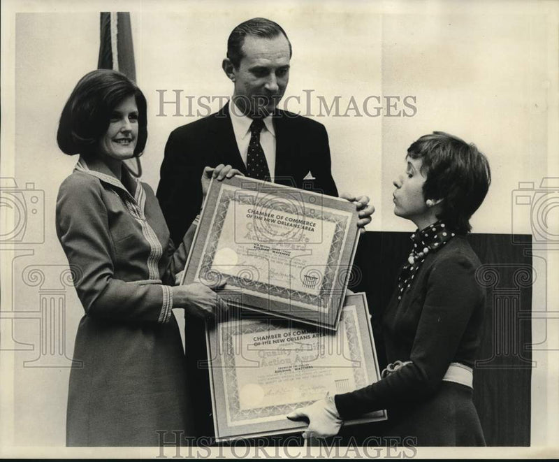 Load image into Gallery viewer, 1974 Press Photo F. Poche Waguespack with women at Chamber of Commerce Event
