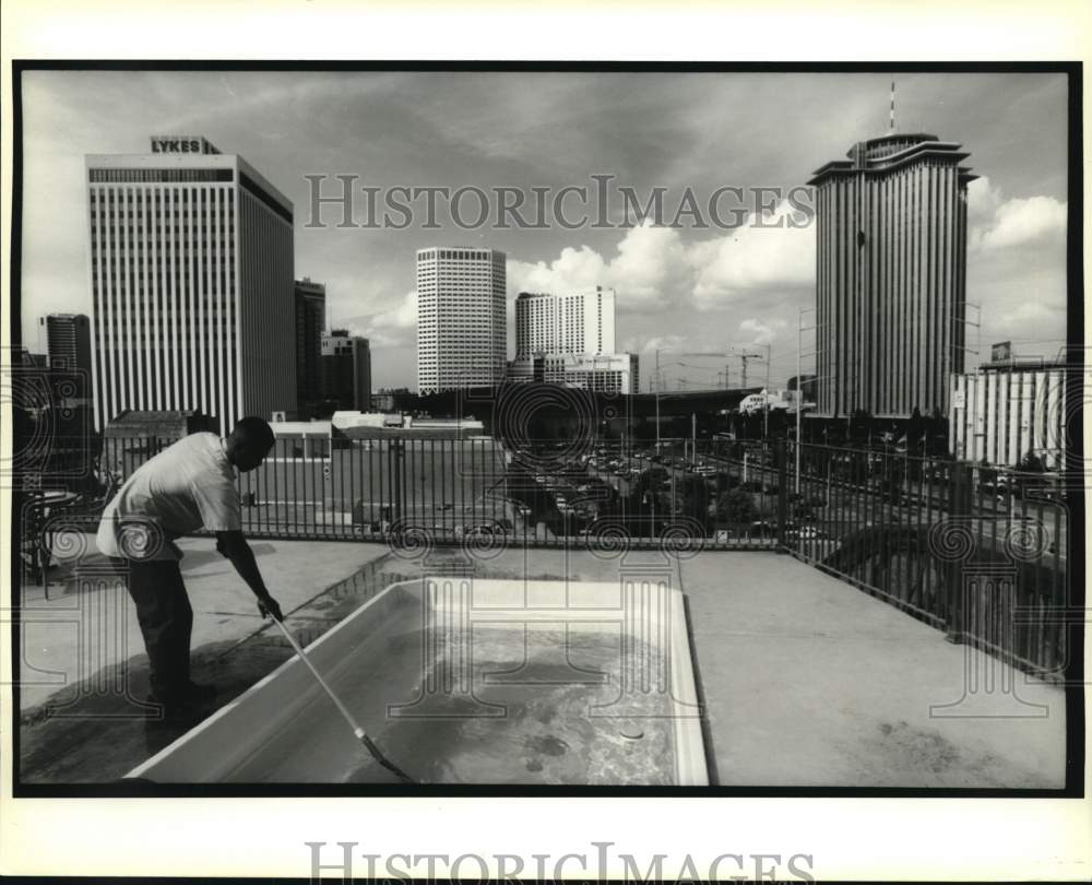 1994 Press Photo Curtis Henderson on the roof of the Waterbury Conference Center- Historic Images