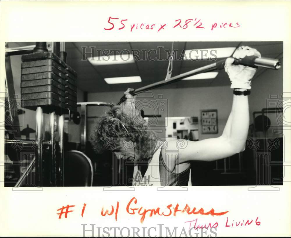 1990 Press Photo Amy Verbois works out at the Metairie YMCA with weight machine- Historic Images