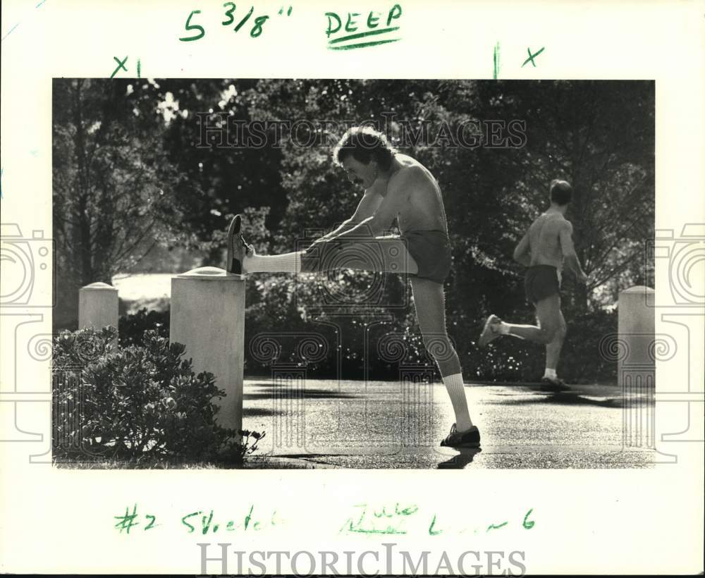 1988 Press Photo Jack Varuso stretches before his daily job in Audubon Park- Historic Images