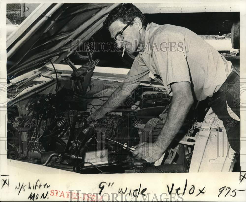 1973 Press Photo Edmund Shifter, auto mechanic works on a car - noc51274