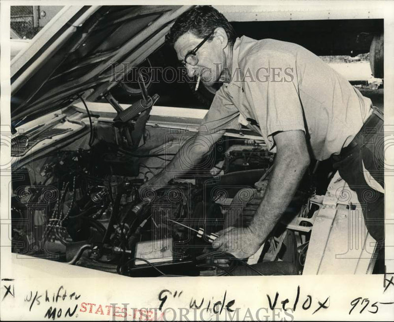 Load image into Gallery viewer, 1973 Press Photo Edmund Shifter, auto mechanic works on a car - noc51274
