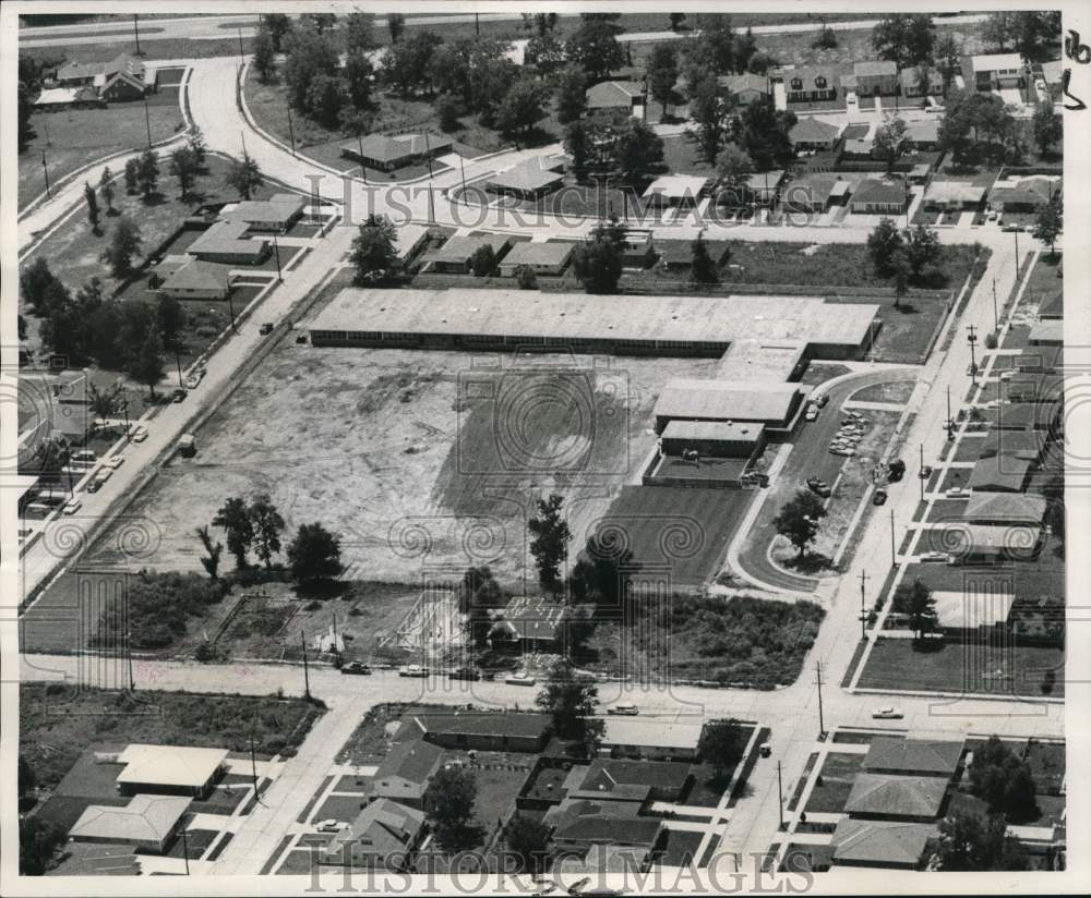 1968 Press Photo Aerial view Sherwood Forest Area Elementary School. - noc51296- Historic Images