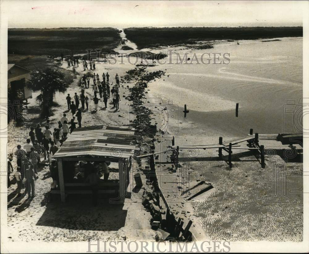 1972 Press Photo Mississippi National Guard and youths clean up Ship Island- Historic Images