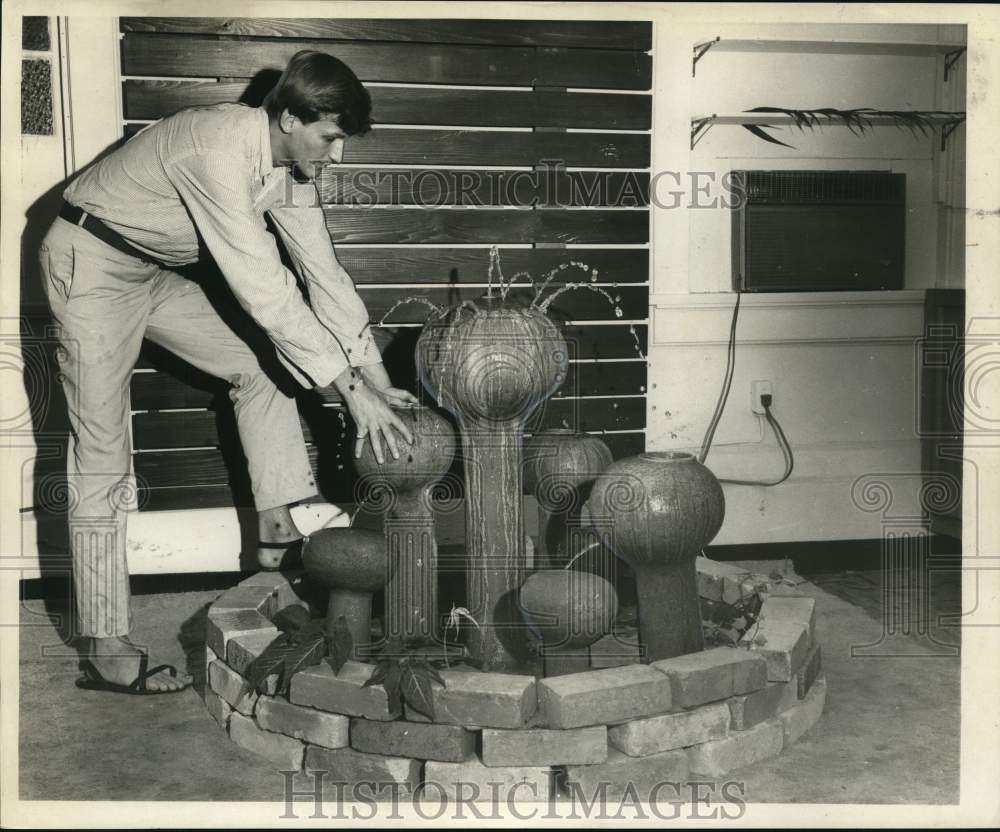 1968 Press Photo Ceramic Fountain By Paul Van Zandt, Adjusted By Joey Bonhage