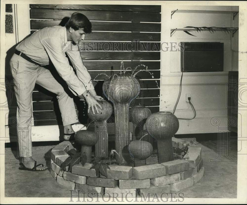 Load image into Gallery viewer, 1968 Press Photo Ceramic Fountain By Paul Van Zandt, Adjusted By Joey Bonhage
