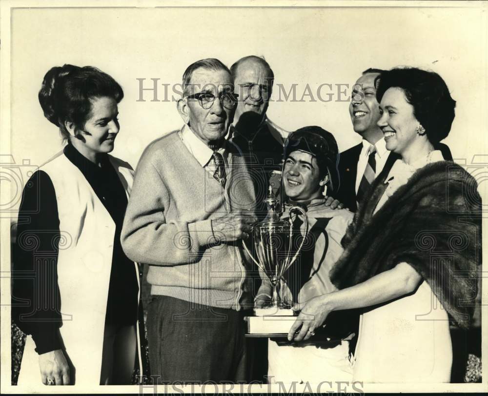 1971 Press Photo Celebrating victory by Boldwood in Letellier Handicap- Historic Images