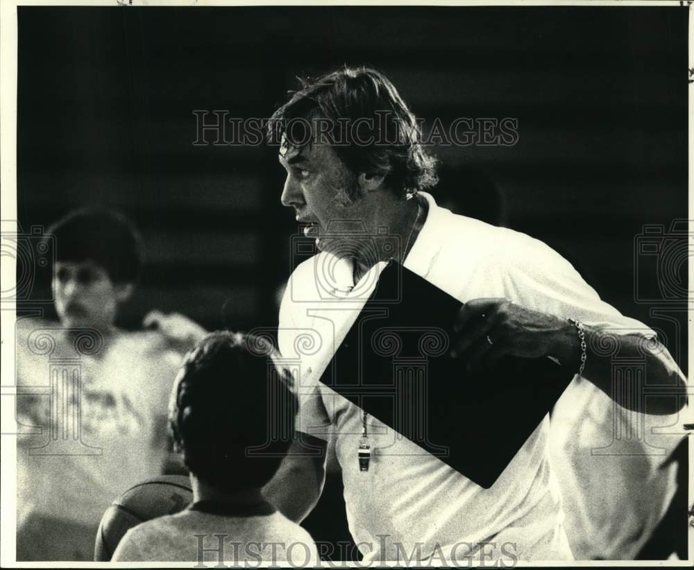 1979 Press Photo Basketball coach Butch van Breda Kolff check his play list- Historic Images