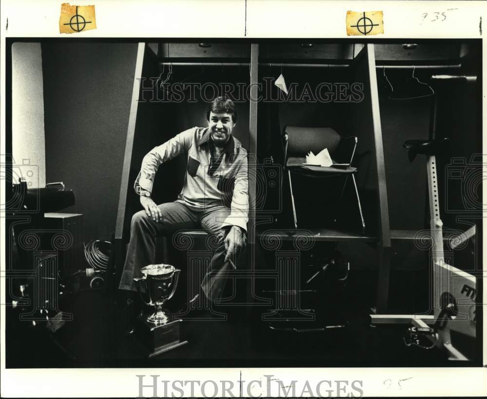 1979 Press Photo Basketball coach Butch Van Breda Kolff admires his trophy- Historic Images