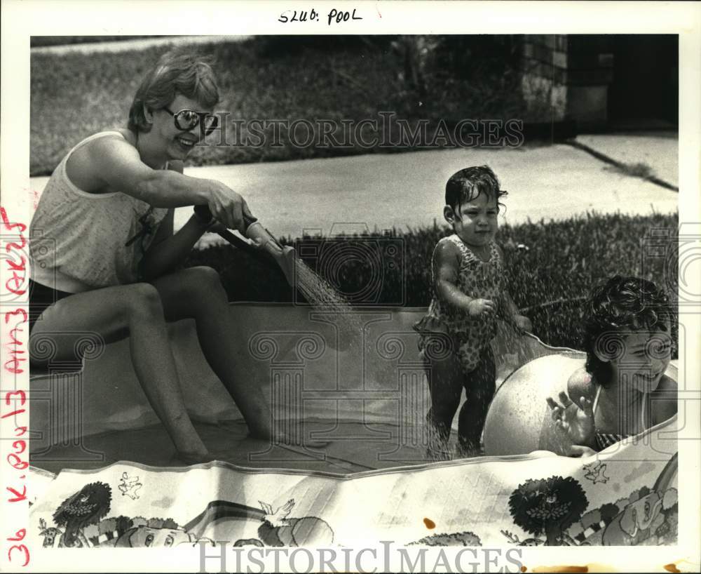 1985 Press Photo Linda Tefft and daughters play in small pool in Metairie- Historic Images