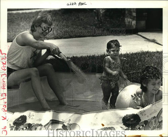 1985 Press Photo Linda Tefft and daughters play in small pool in Metairie- Historic Images