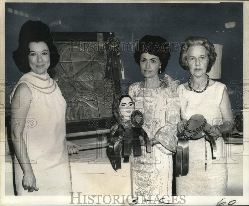 1969 Press Photo Jefferson Ceramic Guild winners in the annual show. - noc51718