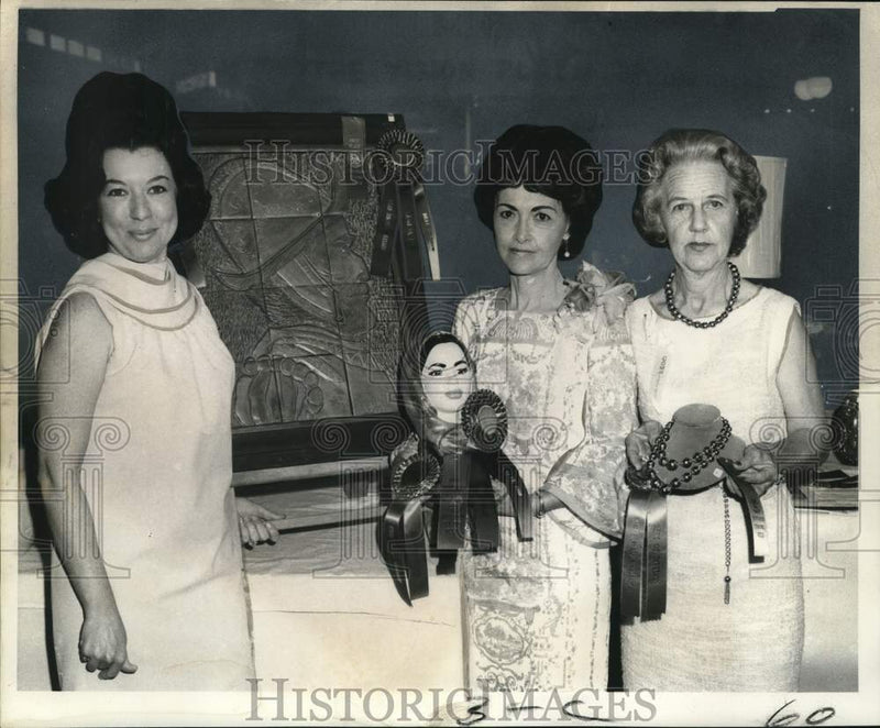 Load image into Gallery viewer, 1969 Press Photo Jefferson Ceramic Guild winners in the annual show. - noc51718
