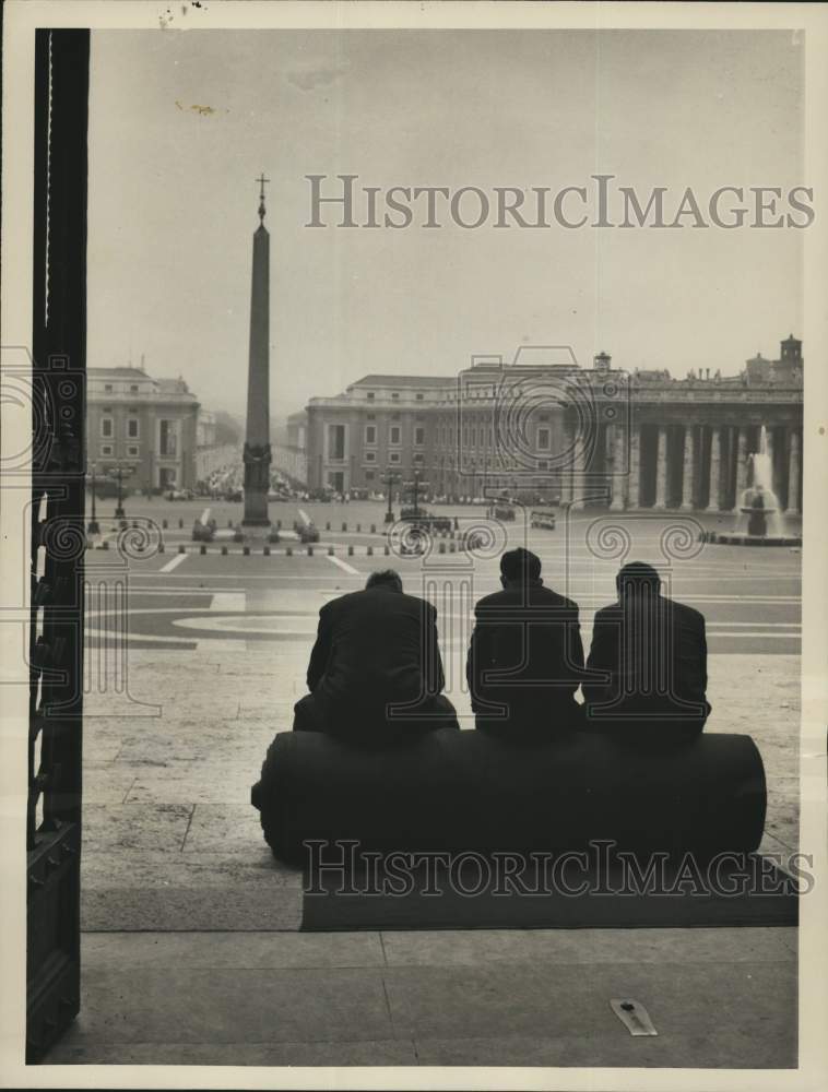 Load image into Gallery viewer, 1961 Press Photo Vatican City workmen wait to unroll the red carpet, St. Peters
