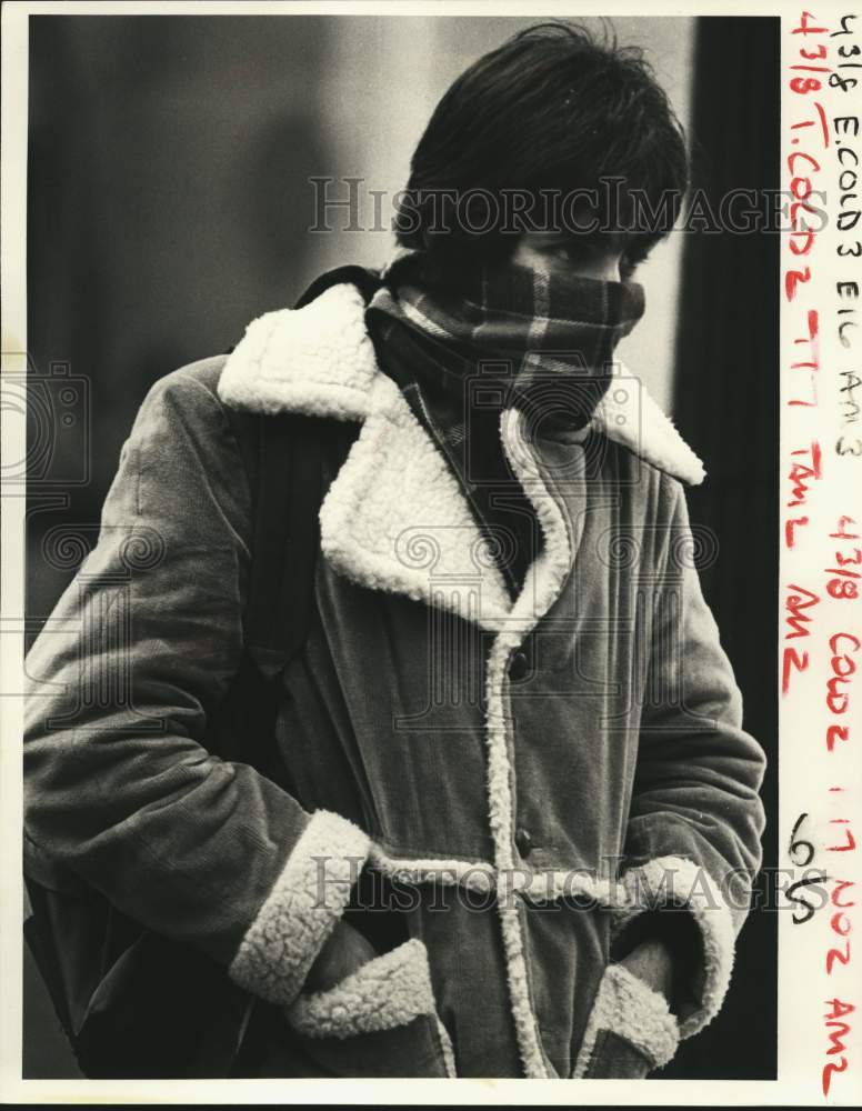 1983 Press Photo Fernando Mendoza waits in cold for St. Charles streetcar- Historic Images