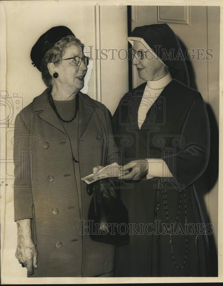 1968 Press Photo Branch of Sunshineâ€™s Hazel Alt presents check to Sister Martina- Historic Images