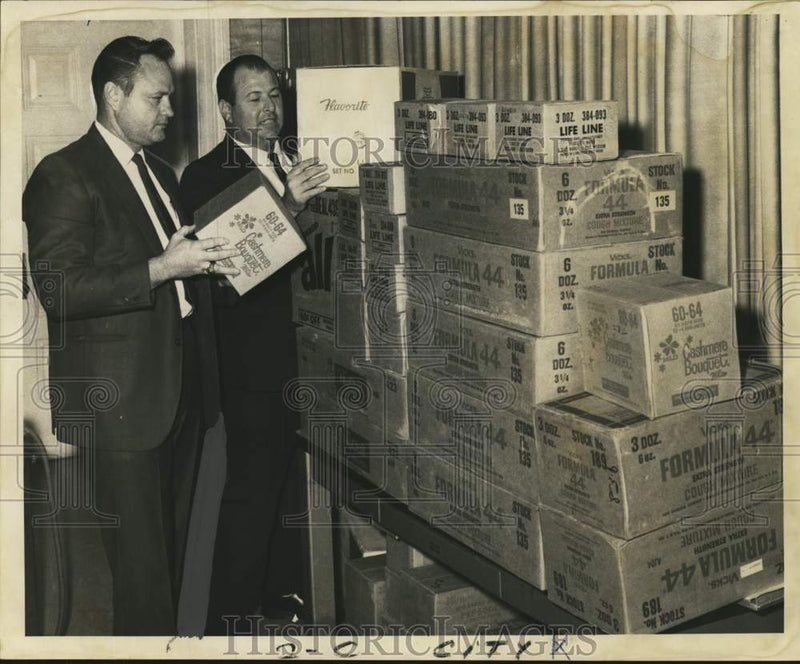 Load image into Gallery viewer, 1968 Press Photo Major William Warner and Detective Dominick Verde - noc52909
