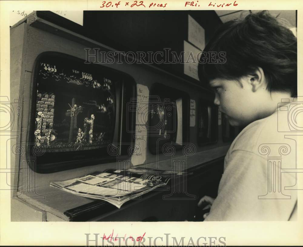 1990 Press Photo Kris Kelly plays Genesis game at Warp Zone in Kenner- Historic Images