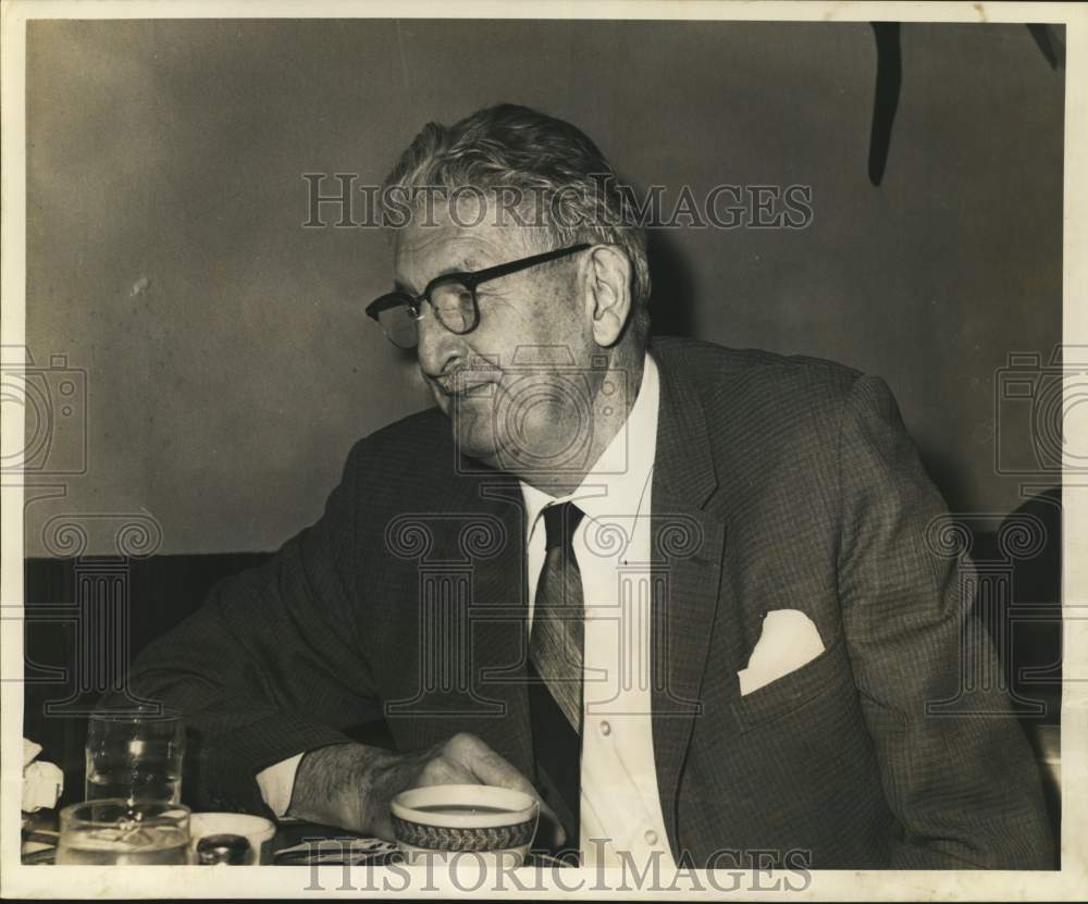 1964 Press Photo Doctor Stafford L. Warren at Jung Hotel - noc52969