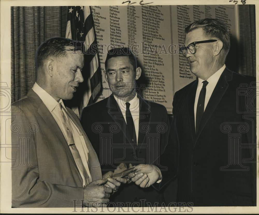 1962 Press Photo A. C. Weatherford accepts check from Thomas Ramsey - noc53039