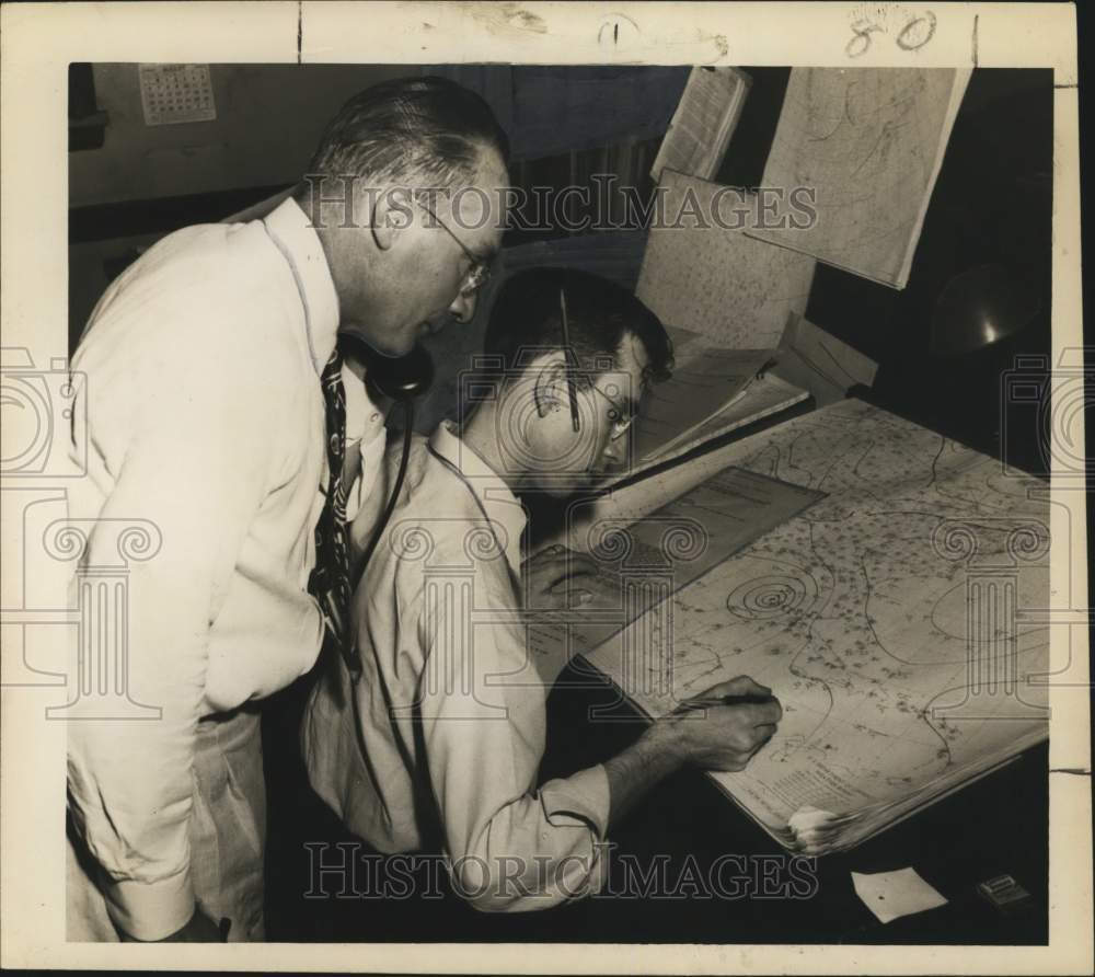 1950 Press Photo New Orleans Weather Bureau - John Ward and George Canady