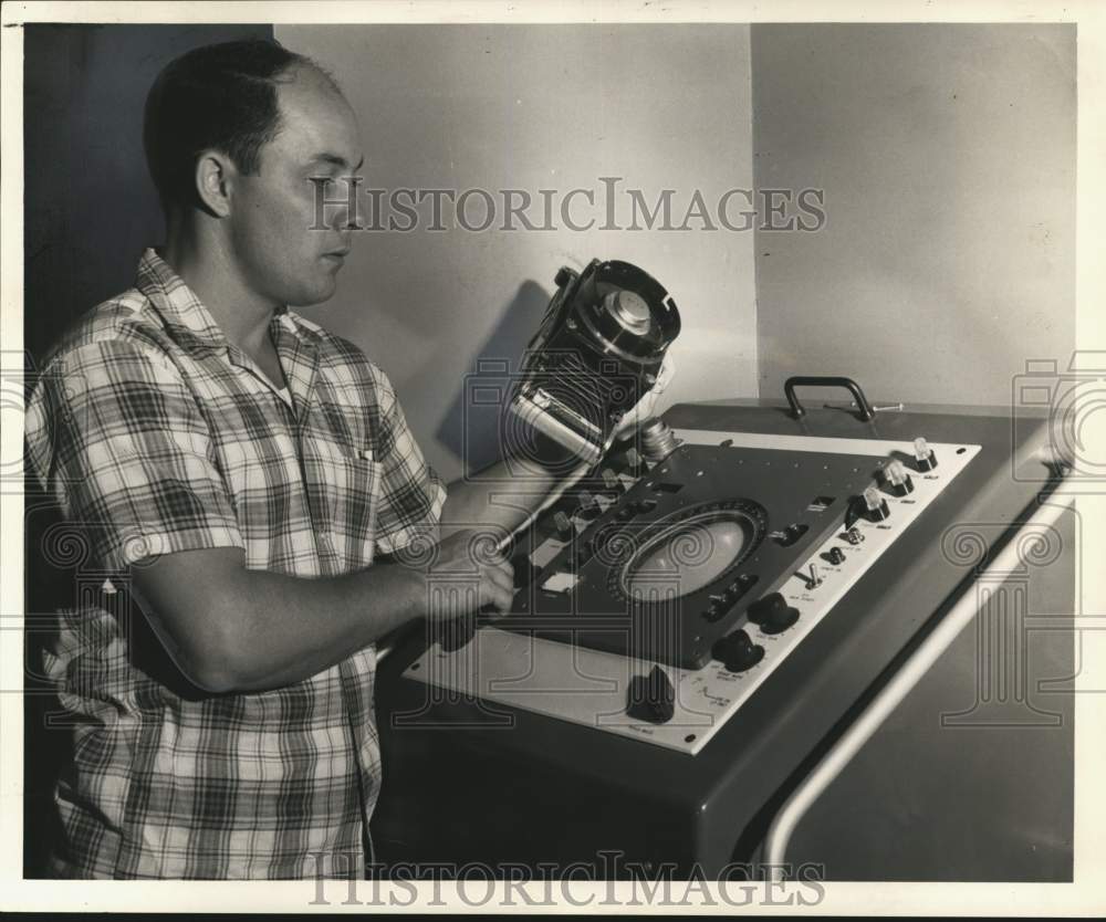 1960 Press Photo Julius Swallow, Radar Meteorologist, Weather Bureau - noc53056