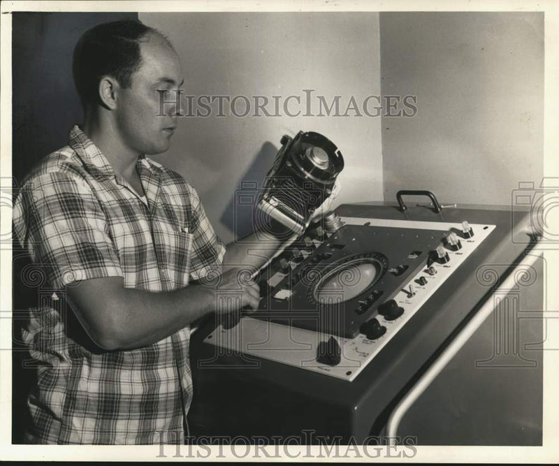 Load image into Gallery viewer, 1960 Press Photo Julius Swallow, Radar Meteorologist, Weather Bureau - noc53056
