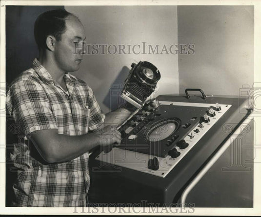 1960 Press Photo Julius Swallow, Radar Meteorologist, Weather Bureau - noc53056