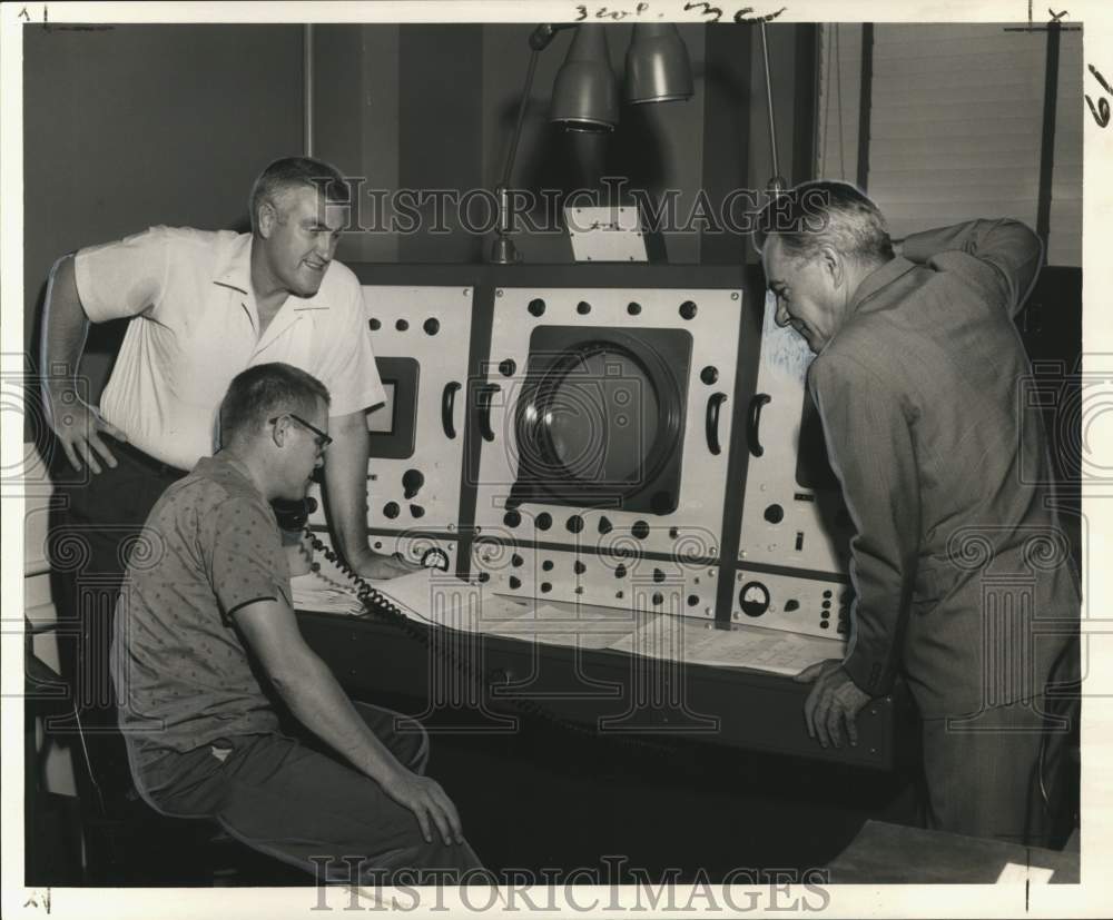 1960 Press Photo New Orleans Weather Bureau - Clyde Conner and Other Officials