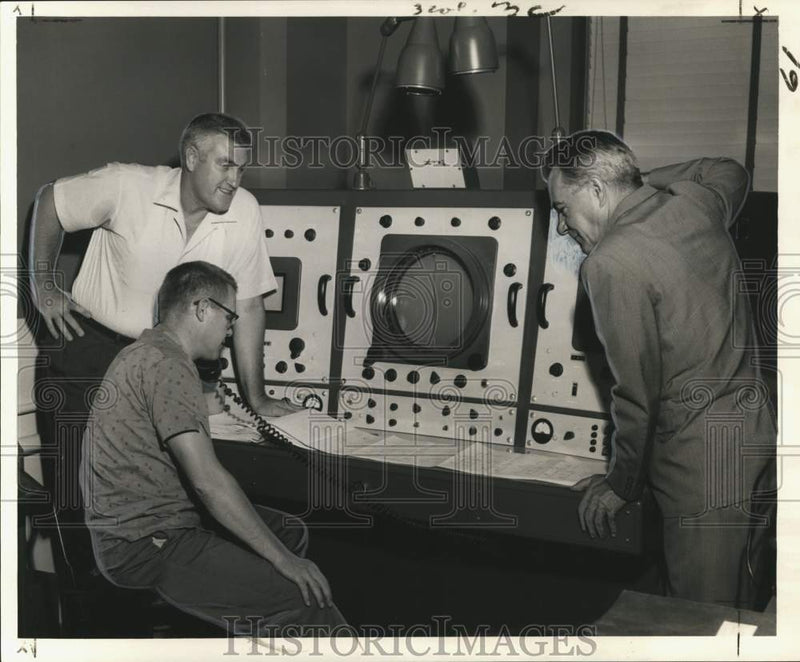 Load image into Gallery viewer, 1960 Press Photo New Orleans Weather Bureau - Clyde Conner and Other Officials
