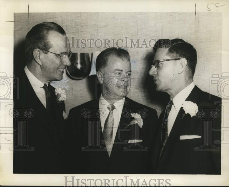 Load image into Gallery viewer, 1957 Press Photo Charles Weaver with Chamber officials chat before banquet
